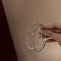 Elegantes pendientes de aro plateados grandes con diamantes de imitación brillantes - Grande (7.4cm) / Dorado