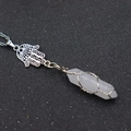 Dettaglio del ciondolo Mano di Fatima e della colonna esagonale in cristallo rosa - Mano di Fatima + Quarzo Ialino