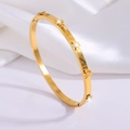 Brazalete de flores en acero de titanio dorado con cristales blancos sobre seda blanca - Flor de Cuatro Pétalos Dorada