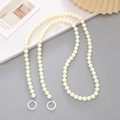 Correa de cuentas para móvil blanco crema con hebillas de metal plateadas sobre gris - Estilo Cruzado Perla de Tierra (K384) / Blanco
