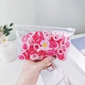 Vista macro de gomas elásticas para el pelo en tonos rosas en bolsa transparente - Bolsa de Margaritas Rosas