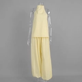 Dettaglio del set top a lupetto e pantaloni a vita alta in morbido colore giallo tenue - S / Giallo