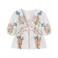 Detalle de la blusa blanca con mangas abullonadas, bordado floral y cuello en V con lazo - S / Estilo de Bordado Exquisito