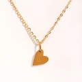Vue détaillée d'un pendentif cœur doré avec la lettre W gravée sur une chaîne en acier - Lettre W