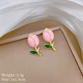 Macro-opname van roze tulpen oorknopjes met gouden randen en groene bladeren op dienblad - Roze Tulpenoorbellen (D326)