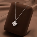 Collier en acier titane avec pendentif trèfle pavé de zircons blancs étincelants - 8915 - Collier Rotatif En Argent