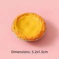 Miniatura realistica di crostata all'uovo in resina con dimensioni 5,2x1,5cm su sfondo rosa - Crostata all'uovo originale / Senza magnete