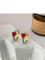 Détail de boucles d'oreilles cœur dorées avec anneau émaillé bleu clair et cœur rouge - Boucles d'Oreilles Coeur Émail Contrasté - Bleu Rouge