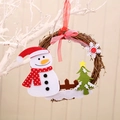Weihnachtskranz aus Holzzweigen mit Schneemann im Polka-Dot-Schal und Deko-Elementen - Schneemann