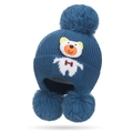 Donkerblauwe gebreide babymuts met drie pompons en schattige patch van een beertje - Hemelsblauw