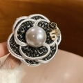 Détail macro de broche camélia en tweed avec une perle centrale et motif chiffre 5 - Style Perle Camélia en Tweed Noir et Blanc (12#)