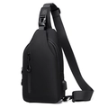 Detailansicht der schwarzen Herren-Brusttasche mit integriertem USB-Ladeanschluss - Schwarz