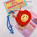 Pochette au crochet rouge avec smiley et dragonne en perles arc-en-ciel colorées - A05 Visage Souriant Rouge