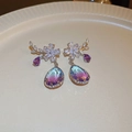 Detailaufnahme der Zweig-Blumen-Ohrringe mit blau-violetten Kristall-Tropfenanhängern - Lila