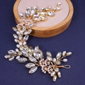 Detalle de diadema para novia con hilos dorados, perlas blancas y cristales brillantes - Dorado
