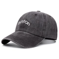 Dettaglio del ricamo bianco Boston sul cappellino da baseball grigio lavato - Regolabile / Nero