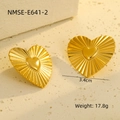 Gros plan de boucles d'oreilles cœur dorées avec texture plissée et taille de 3,4 cm - Grandes Puces Cœur Texture Rayonnante (NMSE-E641-2) / Or