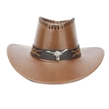 Detail eines dunkelbraunen Cowboyhuts mit silbernem Bullenkopf und geflochtenem Lederband - Stil 3 / Hellbraun