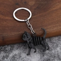 Kreativer schwarzer Katzen-Schlüsselanhänger mit Spiralgehäuse und silbernem Metallring - Matt Schwarz Katzen Skelett