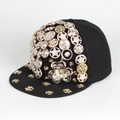 Detail der Hip-Hop-Snapback mit goldener Kleeblatt-Applikation und Sternen-Nieten - Verstellbar / Schwarz