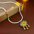 Dettaglio collana di perle con ciondolo lucchetto dorato e smalto colorato antico - Stile Campanello Ruyi Lock in Smalto (Stile 2) / Bianco/Oro/Multicolore