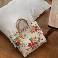 Dettaglio della borsa tote floreale con motivo a rose e manici in pelle - Floreale Rosso Retrò