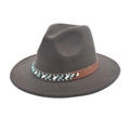 Détail du chapeau fedora marron foncé avec bande en cuir perlé et à larges bords - M (56-58cm) / Gris clair