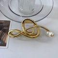 Golden musical note hair claw clip with elegant pearls and twisted metal design - Gold