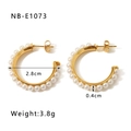 Détail de boucles d'oreilles C dorées avec perles montrant un diamètre de 2,8 cm et un poids de 3,8 g - Boucles d'Oreilles Créoles Ouvertes en C Avec Perles (NB-E1073)