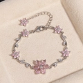Luxuriöses silbernes Blumenarmband mit rosa Zirkon-Blütenblättern und Verschluss auf Kissen - Blume Rosa Zirkon Platin