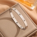 Bracciale rigido in acciaio 18k argento lucido con stelle su scatola regalo - Stella Traforata Colore Acciaio