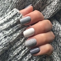 Unghie finte quadrate grigie e bianche con glitter su uno sfondo di maglione grigio lavorato - Stile Glitter Misto Grigio (Y-224) / Tipo di Colla