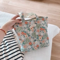 Gros plan d'un sac en coton fleuri avec étiquette motif animal et doubles poignées - Base Gris Clair Petites Fleurs Orange-Rose