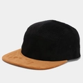 Dettaglio della corona in velluto a coste nero e visiera scamosciata marrone del cappello - Nero & Cammello Patchwork