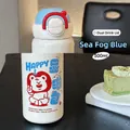 Θερμός 500ml σε μπλε της θάλασσας με κόκκινο αρκουδάκι και καπάκι διπλής χρήσης - Κρεμ Λευκό