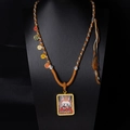 Detalle del colgante Thangka tibetano con zorro blanco en collar de cordón trenzado marrón - Zorro De Nueve Colas Atuendo Rojo