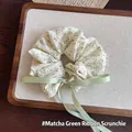 Bloemen haarelastiekje in saliegroen met lang zijden lint voor elegante kapsels - #1 Bonenpasta Groene Lint Stijl
