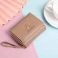 Kurze khakifarbene Bifold-Geldbörse aus Kunstleder mit Kaninchendetail und Handschlaufe - Khaki