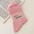 Chaussettes roses en coton côtelé avec bandeau en papier sur une page de livre rétro - Taille unique / Rose Sakura