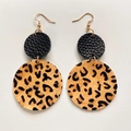 Gros plan de boucles d'oreilles en cuir noir et poil de poney léopard avec crochets - Style d'Épissage Rond Double Léopard Noir (15)