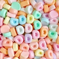 Detail van kleurrijke mini resin alfabet D-kralen voor doe-het-zelf en telefoonhoesjes - Letter D
