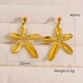 Detailansicht goldener Blumenohrringe mit Kristallen, 40 mm Länge und 6,2 g Gewicht - Fünfblättrige Blume Strass Stil (YTE1144)
