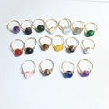 Detalle de anillos hechos a mano con alambre de cobre y piedras naturales como amatista - Tamaños y Bandas de Oro/Plata Mixtas / Oro Mixto