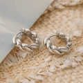 Eleganti orecchini a cerchio vintage a corda intrecciata con finitura argento su tessuto - Trama Intrecciata / Argento