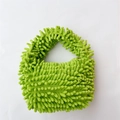Detalle de la textura de felpa de chenilla verde hierba en un bolso de mano compacto - Verde Fluorescente