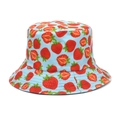 Cappello da pescatore celeste con fragole rosse stampate e tesa cucita per protezione solare - M (56-58cm) / Blu