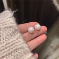 Élégantes boucles d'oreilles perles blanches au lustre doux sur fond en maille douce - Imitation Perle de Coquillage Argent (10mm)