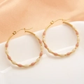 Orecchini a cerchio dorati con dettagli in smalto rosa e beige dallo stile geometrico - Rosa Bianco (EE03-2)