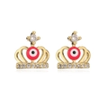 Detalle de pendientes de corona bañados en oro 18K con ojo rojo y circonitas - Rojo