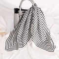 Foulard quadrato in raso a righe bianche e nere su una borsa in pelle da donna - 70x70cm / Righe Nere con Bordo Bianco